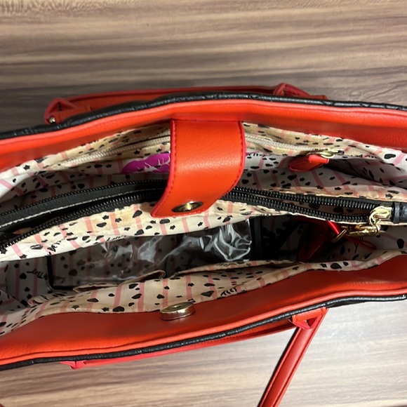 Betsy Johnson Kitty Cat quilted black & red vegan leather crossbody purse - Picture 4 of 16